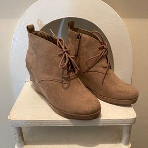 NWT dv light taupe wedge boots